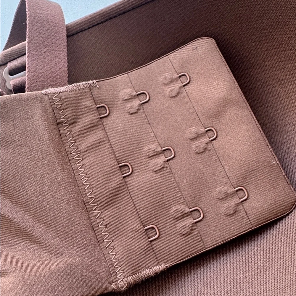 SKIMS Molded Bra - Brown/Mocha 32DD - Picture 5 of 6